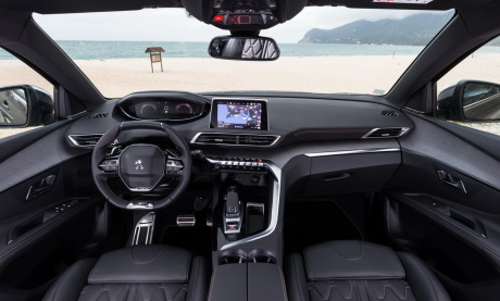 Toute la cellule avant est identique au 3008. Cette finition 5008 GT se distingue par le badge GT à la base du volant et les éléments de décoration faits de chrome et de bois de chêne gris. La présentation haut de gamme est à la hauteur du prix réclamé.