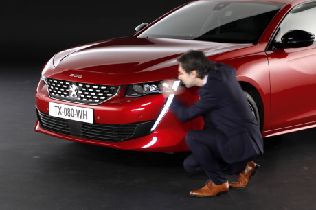 Peugeot 508 2 2018 GT vue avant rouge feux diurnes