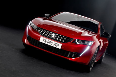 Peugeot 508 2 GT 2018 vue avant rouge en studio sur fond noir