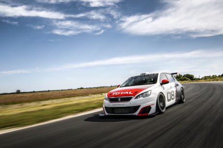 Peugeot 308 Racing Cup 2017 sur circuit vue avant gauche
