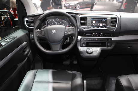 L'habitacle du Peugeot Traveller monte en gamme par rapport à l'Expert, à l'image de la planche de bord plus cossue et équipée en série d'un écran tactile 7 pouces.