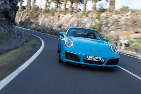 Porsche 911 2016 Carrera S type 991 restylée bleu miami roulant dans un virage à droite vue avant