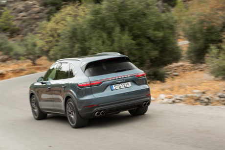 Porsche Cayenne S 2018 bleu action arrière gauche