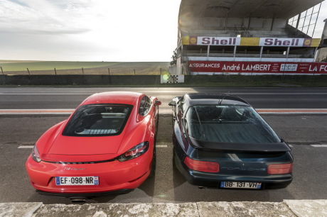 22 ans séparent ces deux voitures : le 718 Cayman est fraîchement commercialisé et « notre » 968 date de 1994.