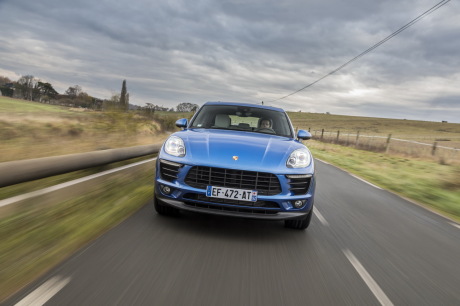 Porsche Macan 2017 bleu roulant sur une route vue de face