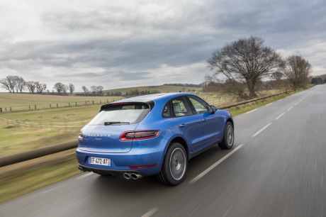 Porsche Macan 2017 bleu roulantsur une route vue arrière droite