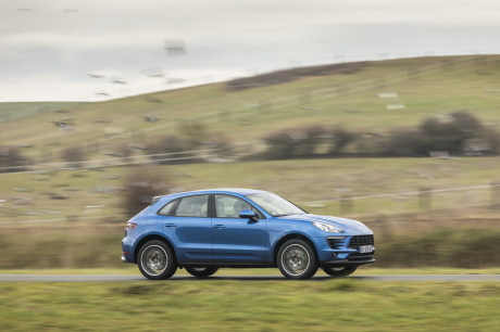 Porsche Macan 2017 bleu roulantsur une route vue de profil