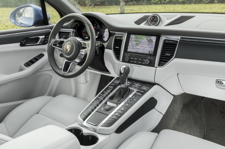 Porsche Macan 2017 planche de bord depuis le siège passager