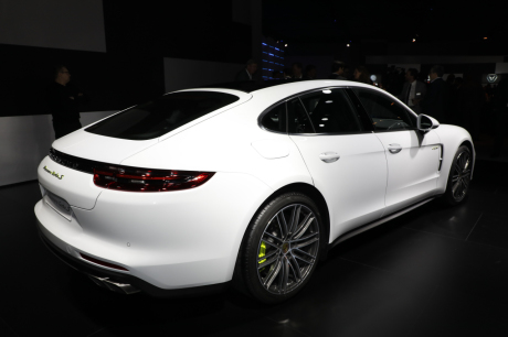 Porsche Panamera 2 blanche vue arrière salon de Genève 2018