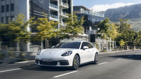 Porsche Panamera Sport Turismo 2017 vue avant blanche version hybride