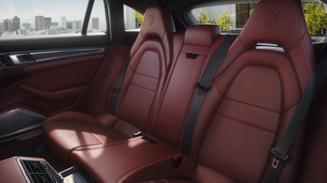 La Porsche Panamera Sport Turismo n'est pas une cinq places mais une 4 + 1 places...