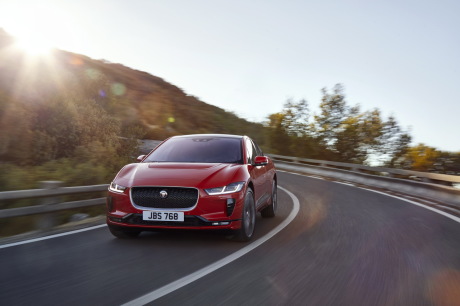 Jaguar I-Pace rouge travelling avant gauche