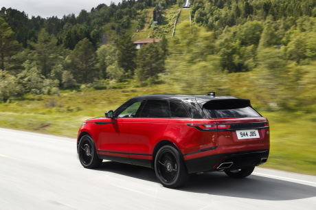 Land Rover Velar rouge arrière gauche sur route