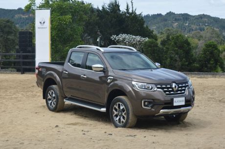 Renault Alaskan vue 3/4 avant statique
