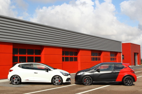 208 GTi by Peugeot Sport vs Renault Clio RS 220 EDC Trophy garées face a face vue de profil