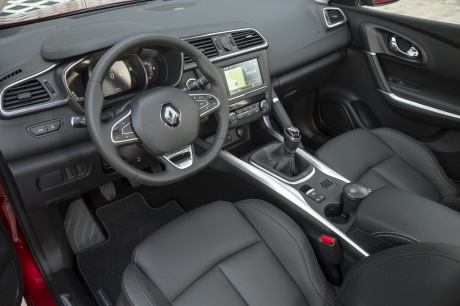 Seulement deux ans... mais l'habitacle a déjà vieilli face aux nouveaux Peugeot 3008, Volkswagen Tiguan et Seat Ateca. Le système GPS/multimédia ressemble à celui d'une citadine et les rangements sont souvent trop petits.