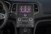 Pas de grand écran vertical en finition Zen, mais celui-ci de 7 pouces, également tactile. Le design des commandes sous l'écran manque d'élégance.