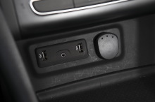 Deux prises USB en pied de console. Elles sont faciles d'accès pour brancher les appareils, mais le plastique placé autour est sensible aux rayures.
