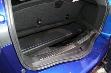 Renault Mégane break Estate GT 2016 bleu au Salon de genève vue du cache-bagage rangé sous le plancher du coffre