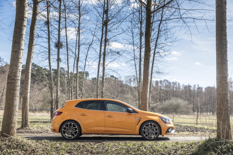 Notre Mégane 4 RS d'essai est équipée de la boite EDC et des jantes optionnelles en 19 pouces. Son prix est de 39 400 €.