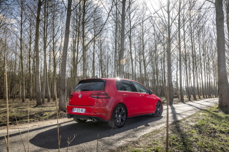 Notre Golf GTI Performance d'essai est équipée de la boite DSG7 et des jantes optionnelles de 18 pouces. Son prix est de 39 170 €.