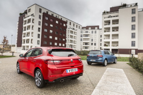 mégane et golf de dos