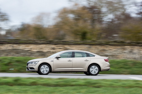 Renault Talisman Zen 2016 beige roulant sur une route vue de profil