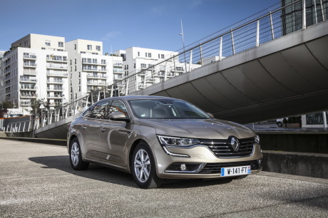 Renault Talisman Zen 2016 beige garée en ville vue avant droite