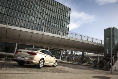 Renault Talisman Zen 2016 beige garée en ville vue arrière droite
