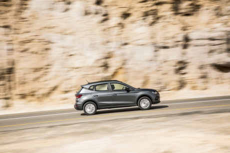 Seat Arona gris filé droit