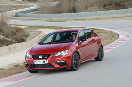 Seat Leon Cupra 300 rouge 5 portes avant gauche
