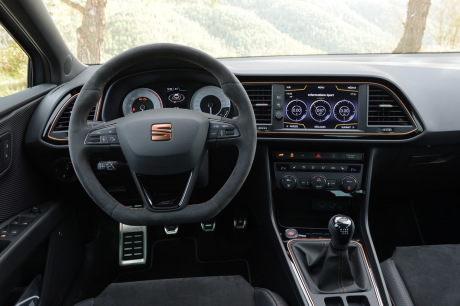 Le volant recouvert d'alcantara et les inserts couleur Copper (apparence cuivrée) signent la personnalité de la Cupra R. Idem pour les compteurs sur fond blanc qui perdent hélas en lisibilité.