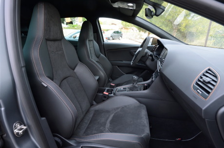 Les sièges baquets en alcantara avec surpiqures Cooper sont spécifiques à la Cupra R.