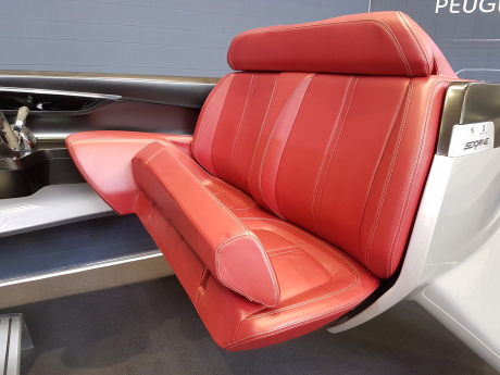 Le bout des assises est relevable pour piloter en position debout.