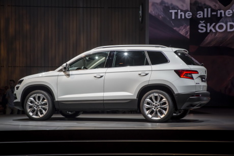 Skoda Karoq vue de profil blanc