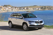 Skoda Karoq Style gris avant droit devant la mer