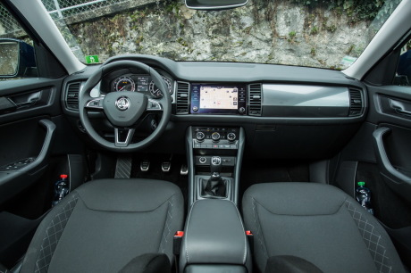La planche de bord « double casquette » du Kodiaq est séduisante, bien agencée et qualitative. Elle est ici équipée du GPS à écran de 8 pouces (490 €) et de la climatisation automatique (500 €). Par contre, cette finition Active est dépourvue de la double boîte à gants.
