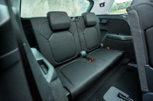 Le coffre émarge entre 650 et 835 litres en fonction de la position de la banquette coulissante qui est livrée en série. La valeur moyenne est de 720 l : un vrai cargo, ce Kodiaq !