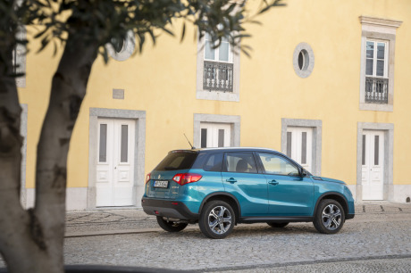 Suzuki Vitara Pack 2016 bleu garé devant un immeuble vue arrière droite