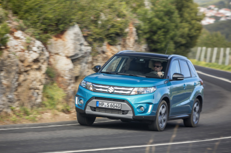 Suzuki Vitara Pack 2016 bleu dans un virage vue avant gauche
