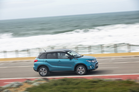 Suzuki Vitara Pack 2016 bleu roulant sur un bord de mer vue de profil droit