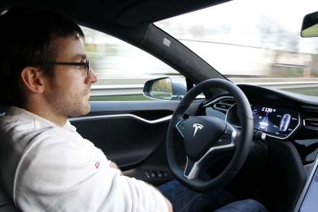 Julien sarboraria à bord de la tesla model s autopilot