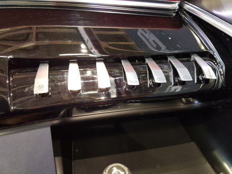 Les "toggles switches" sont disposées de part et d'autre du volant.
