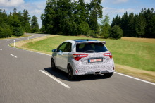 Toyota Yaris GRMN arrière gauche sur route