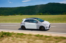 Toyota Yaris GRMN profil droit sur route