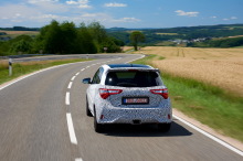Moins disponible qu'une 208 GTi sous 3 500 tr/min, la Yaris GRMN grimpe ensuite plus joyeusement jusqu'à 7 000 tr/min !