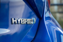 Joli travail sur les feux avant de la Toyota Yaris : la rampe de diodes en forme de Y s'inscrit dans le prolongement des fines baguettes chromées qui ornent le capot.