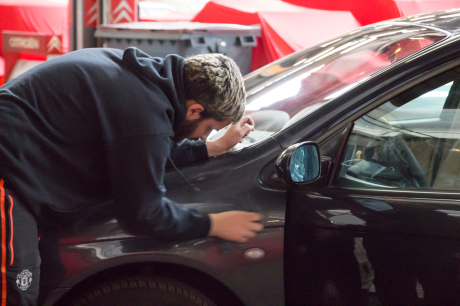 Les autos sont soigneusement lustrées.