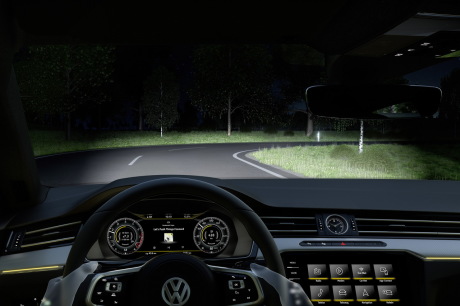 Le système « Active Lighting System » éclaire les zones dangereuses la nuit.