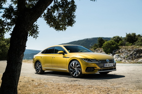 Face avant puissante, design ciselé, toit abaissé : l'Arteon a une "gueule". Elle a fait tourner quelques têtes durant notre essai.